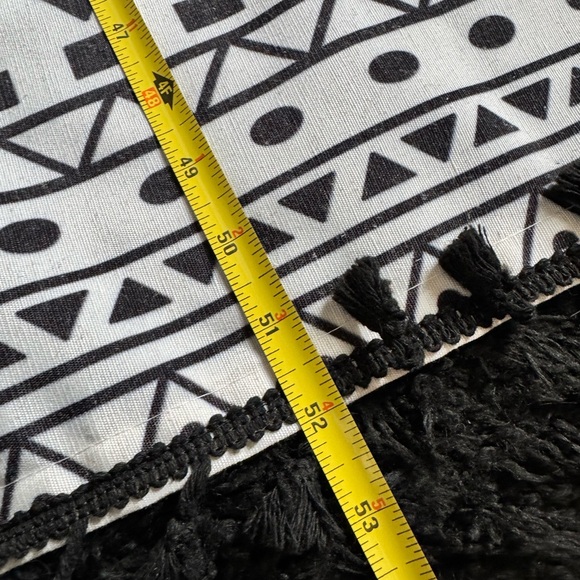 Black & White Geometric Tassel Throw Blanket - Unbranded - Picture 5 of 6